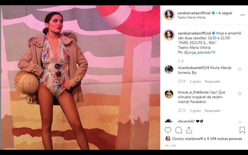 Sara Barradas sobe ao palco apenas em fato de banho e casaco